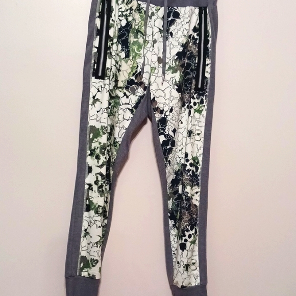 Industry Grey Green Camouflage Leggings Medium 2 deep zip pockets 2 back pockets - Picture 1 of 7